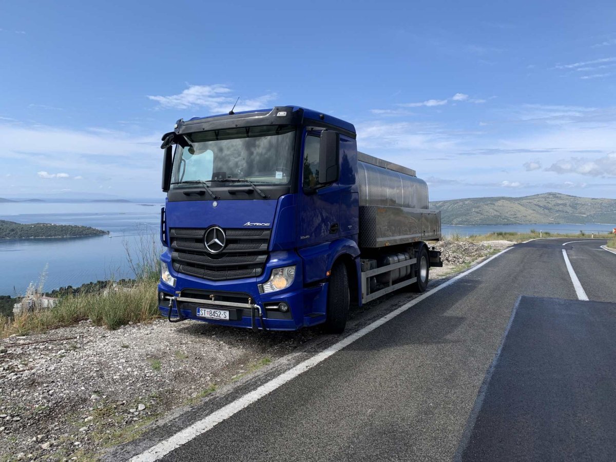 MERCEDES ACTROS WITH SPRINCLERS